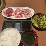にくやのにかい - 焼肉ランチセット999円。サラダも付いて、ご飯のお代わり無料です