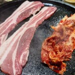 韓国料理 トヤジ - 生サムギョプサル+焼きキムチ
