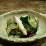 ふた夜の月 - お通し。タコとキュウリ。