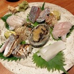 笠組 - 刺し盛り3人前、新鮮でどの切り身も美味だった。もうちょい赤い感じの色が入ってるとより映えるのだが。