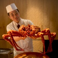 湘南沖地蟹専門店ふじ月 - イバラガニを目の前で捌き調理してくれます