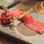 焼肉GROW - ザブトンの大名握り 特選和牛のユッケ