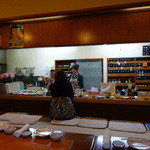 ゆうがお - 店内、カウンター席越しの調理場を覗く