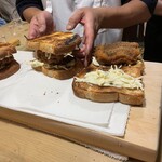 食堂 おがわ - “鱧カツサンド”製作中の様子。