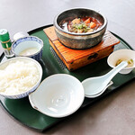 エリエールゴルフクラブ松山 - 牛すじ四川麻婆豆腐、ご飯、温玉、搾菜