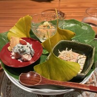 ラ・ボンバンス - 煮あん肝、蟹と茄子の卸し生姜ジュレ、柿とおかひじきの白和え、栗煎餅