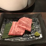 山本小屋 ふる里館 - 溶岩プレートで焼く前の肉