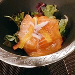 山本小屋 ふる里館 - サーモンのサラダ　サーモン分厚い