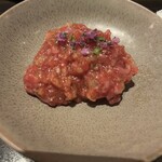 焼肉うしごろ 銀座並木通り店 - 店員さんが混ぜて取り分けてくださいます