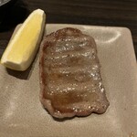 焼肉うしごろ - タンを塩で