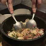 焼肉うしごろ - 店員さんが混ぜて