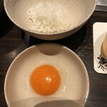 焼肉うしごろ - 卵に絡めていただきます