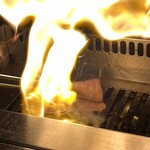 焼肉うしごろ - 赤身も焼くと炎が