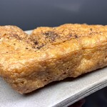 山小千葉商店 - 三角油あげ  〜黒七味を掛けて〜