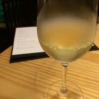 魚タリアン YO - 白ワインもそれぞれ味わいが違うものを揃えていて好感。