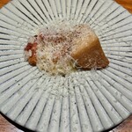 luogo - 富田林 海老芋 カルナローリ米
      
      カルナローリ米のチーズリゾットと海老芋を揚げたもの。海老芋は米粉を塗してから揚げているとのこと。外側はカリッ、内側はもっちりねっとり。