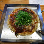 お好み焼き わっしょい♪ - 熱々の鉄皿で運ばれてきます♪