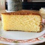 バターケーキの長崎堂 - 横からのアングル✨美しい生地の色は上質バターを惜しみなく練り込んでるからでしょうね✨