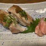 明神丸 はなれ - びんちょうハランボの炙り握り（「ハランボ」はカツオの腹の部位（ハラミ）で１尾から1枚しか取ることができません）