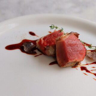 黒毛和牛A4ランクの熟成牛ステーキや、季節に合わせた料理