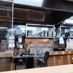 蒙古タンメン中本 - 厨房の様子