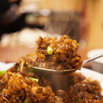 中華居酒屋料理 餃子屋 - 芳ばしさが絶えず鼻先を刺激する一口