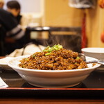 中華居酒屋料理 餃子屋 - ●黒チャーハン　950円