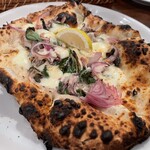 青いナポリ - 小イカとアンチョビ、ケッパー、オレガノ、赤玉葱、レモンのビアンカピッツァ "カラマレッティ"