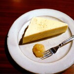草枕 - 自家製チーズケーキには、ほんの少し塩・胡椒がかけてあります。添えられたりんごジャムも美味しい