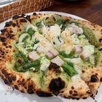 青いナポリ - 自家製スモークメカジキとインゲン豆、リコッタチーズのジェノベーゼピッツァ "ジェノベーゼ"