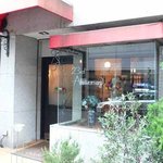 イタリア料理オピューム - お店の入口を右側より撮りました。今回も入店前に写真を撮らなかったのでメニュー板が無くなっていました。