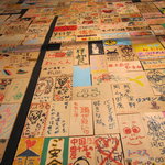 ばくだん屋 - 自由に書ける板あり、店内壁に貼られる