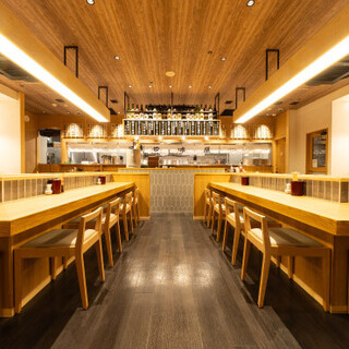 Enjoy a casual drink at our spacious U-shaped wooden counter, filled with warmth and charm♪