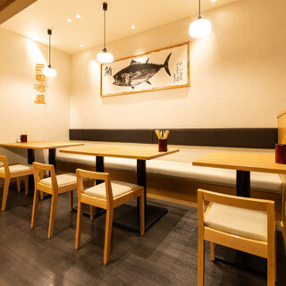 A bright and clean atmosphere in the restaurant♪