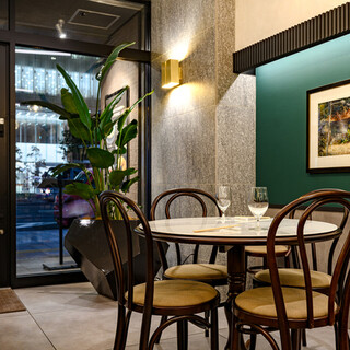 都会の喧騒から解き放たれたやすらぎの店内。ランチや女子会にも