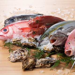 仲買人たちが本気の真剣勝負で競り落とす海鮮素材を格安で