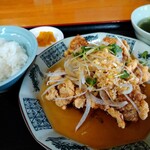 チャイナ DRAGON - カリカリ＆熱々の唐揚げに香味ソースがかけられスライスオニオン＆かいわれ大根＆刻みネギがトッピングされてます。いわゆる油淋鶏？？かな？？むちゃくちゃ旨かった!!