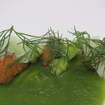 クイントカント - カエルのパン粉焼き、添えられてるのがペコリーノ、カエルの上に胡瓜の酢漬、底にソラ豆ピューレ