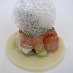 クイントカント - トップにライムの泡、その下のグリーンはエストラゴン、赤エビ・キウイ、底の円はホワイトアスパラガスのパンナコッタ