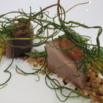 クイントカント - トップのグリーンはオカヒジキ、もう一つのグリーンはマジョラム、カツオの上にはレーズン、間にオレンジ、底にシナモンパン粉