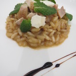 クイントカント - リゾットはアルデンテ！鶉肉と並んでサルヴァ、上にミントの葉