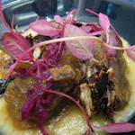 クイントカント - 鹿肉の上にアマランサス、肉の横に添えられた粒の大きいのがトレビス、小さいのがカシスのマルメラータ、底に根セロリとホースラディッシュのピューレ