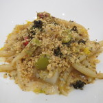 クイントカント - 中心にタラ、オレガノパン粉、ケッパーのフリット、振ってあるのはレモンの皮