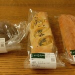 パネッテ - ココアメロンパン (税抜)220円、焼き芋フランス (税抜)260円、明太子フランス (税抜)310円 ※角度をつけて (2024.11.17)