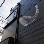 弘明寺丿貫 - 壁に何やら魚の絵が。