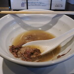 弘明寺丿貫 - 牛テールの塩蕎麦の底に残った肉とスープ