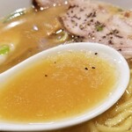 中華そば 青葉 - 上澄みの油部分など。