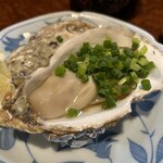 酒場わたなべ - スタートは北海道昆布森産の生牡蠣　大きい！プリっと新鮮。味は見た目ほどは濃くなかったw