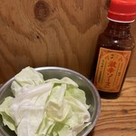 串カツ田中 - おかわりキャベツは激辛ソースで