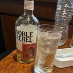 酒場わたなべ - ラストオーダーで頼んだハイボール。ノーブルレブルのスモークシンフォニー。知らないやつでしたが、こりゃー中々秀逸なウイスキーですね。基本スタイリッシュなんだけどちゃんと個性やクセもある感じ